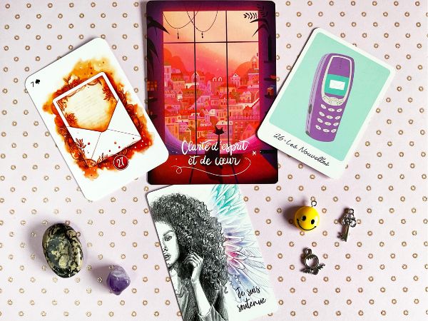 Tirage de carte illustrant les nouvelles dans le but de suivre l'actualité via What'sApp